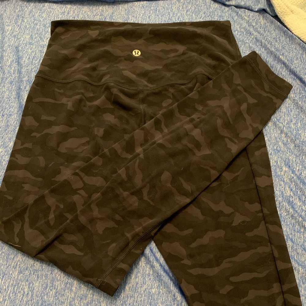 Lululemon Black Camo Align Size 6 25”